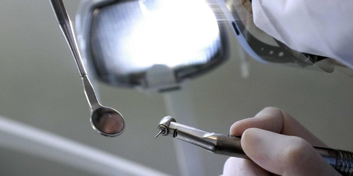 Belgique : Un dentiste frappé au visage en pleine consultation parce qu’il « s’y prenait mal »