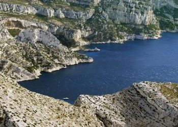 Var : Un jeune de 20 ans se tue lors d’une chute (ou un saut) dans une calanque