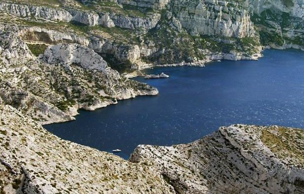 Var : Un jeune de 20 ans se tue lors d’une chute (ou un saut) dans une calanque