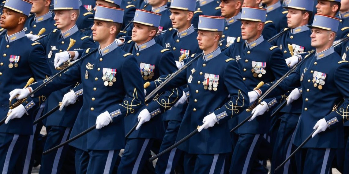 Défilé du 14 juillet : Le jeune militaire qui s’est blessé à l’oreille avec son sabre « va bien »