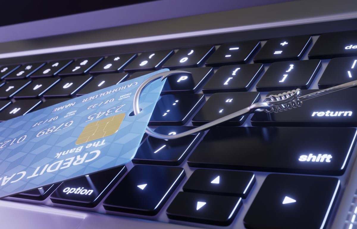 Fraude au faux conseiller bancaire : « Découper sa carte bancaire ne prémunit pas d’une arnaque »