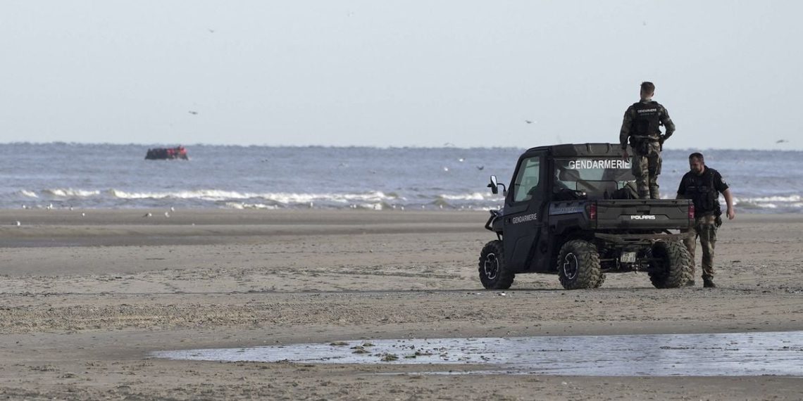 Pas-de-Calais : Un migrant abandonné en arrêt cardiaque sous un bateau échoué, les gendarmes le raniment
