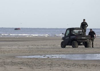 Pas-de-Calais : Un migrant abandonné en arrêt cardiaque sous un bateau échoué, les gendarmes le raniment