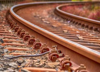 Une monitrice de surf de 24 ans se fait arracher le bras par un train en Californie