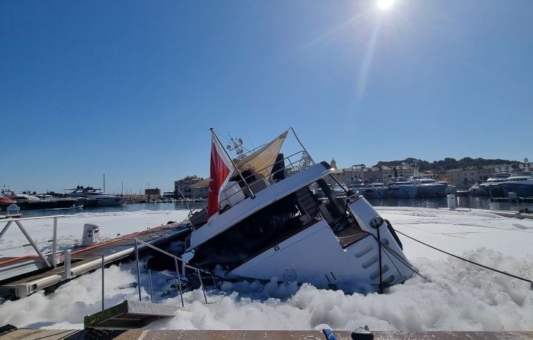 Saint-Tropez : Pollution, Vieux-Port fermé, navires déplacés… Les conséquences de l’incendie du superyacht