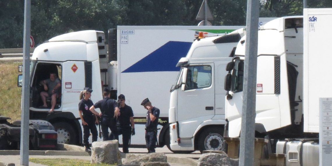 Pas-de-Calais : Un migrant retrouvé mort, probablement après une chute du camion sur lequel il comptait voyager