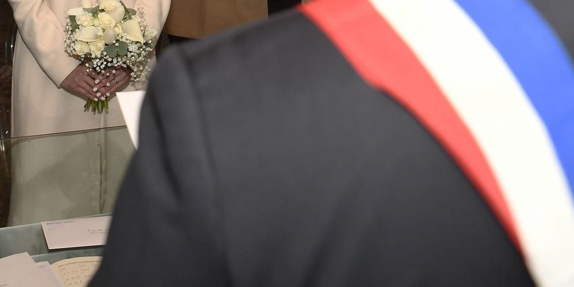 Doubs : La mariée traite le maire de « bouffon » et commence sa lune de miel en garde à vue