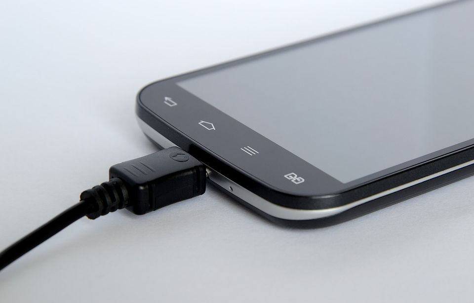 Etats-Unis : Elle utilise son téléphone en charge pendant un orage et se fait électrocuter