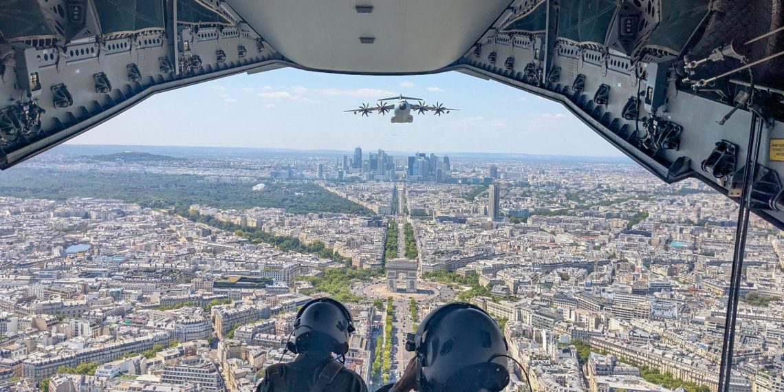 A400M : dans le cockpit du géant qui survole Paris