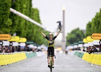 Tour de France : Van Aert triomphe sur les Champs-Élysées, Pogacar enflamme Montmartre