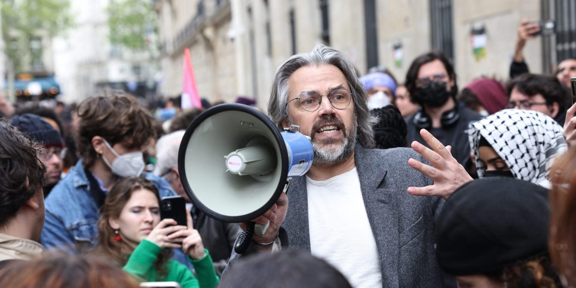 Aymeric Caron ou la haine d’Israël ; Fabien Mandon, nouvel homme fort des armées… Les coulisses du JDNews