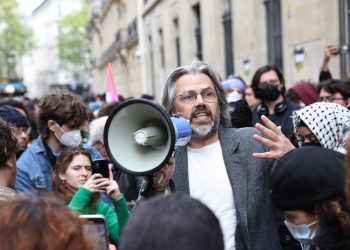 Aymeric Caron ou la haine d’Israël ; Fabien Mandon, nouvel homme fort des armées… Les coulisses du JDNews