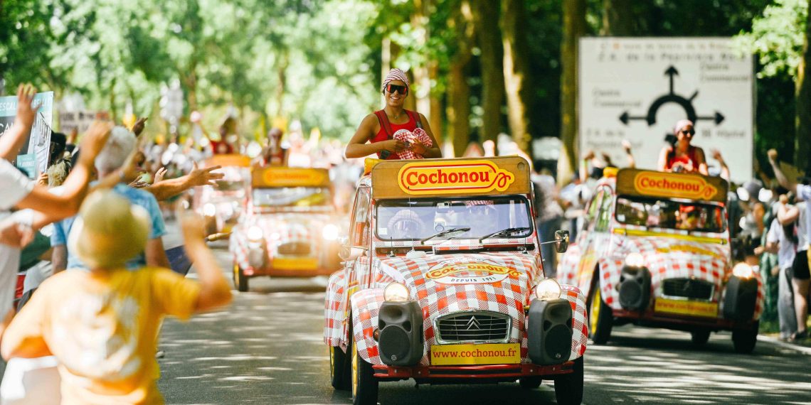 Deudeuches, bob, saucisson : la caravane Cochonou fait son show sur le Tour de France