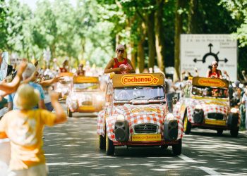 Deudeuches, bob, saucisson : la caravane Cochonou fait son show sur le Tour de France