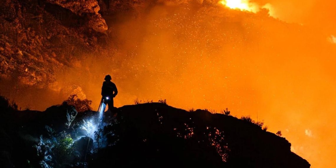 Sauver ou périr : les soldats du feu dans la fournaise