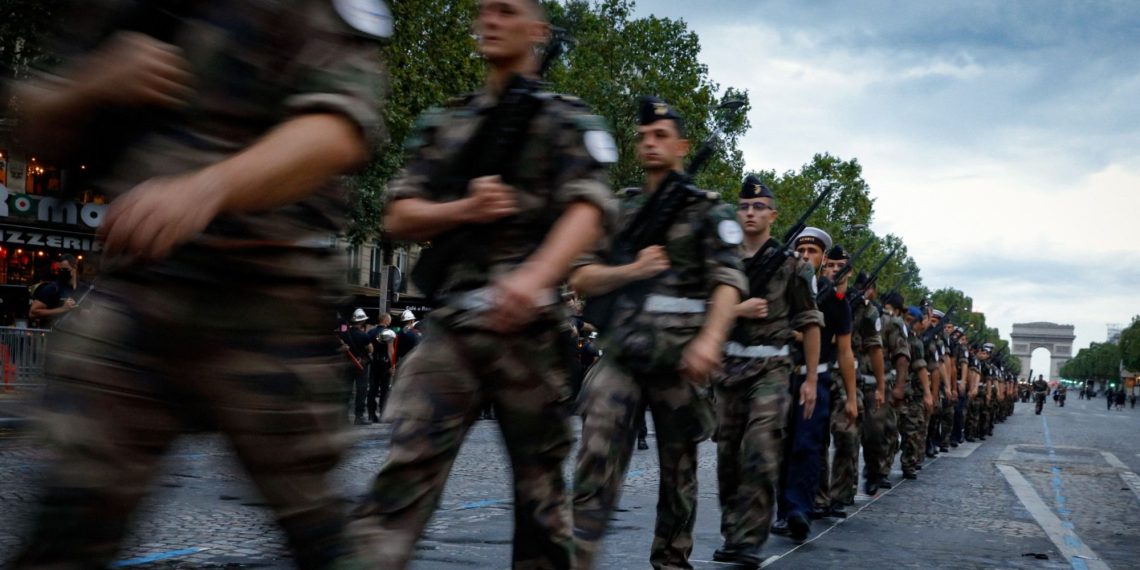 Défense : les Français prêts à mettre la main à la poche