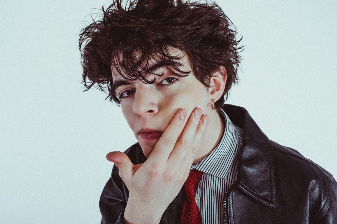 Sam Sauvage : l’ironie mordante d’un dandy désabusé