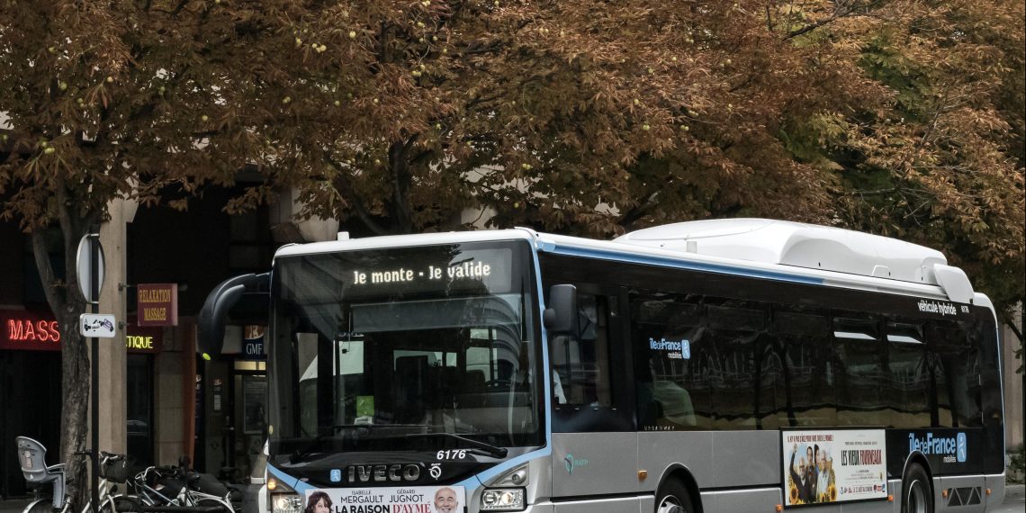 Paris : il poignarde un passager de bus qui n’avait pas pu lui «donner du feu»