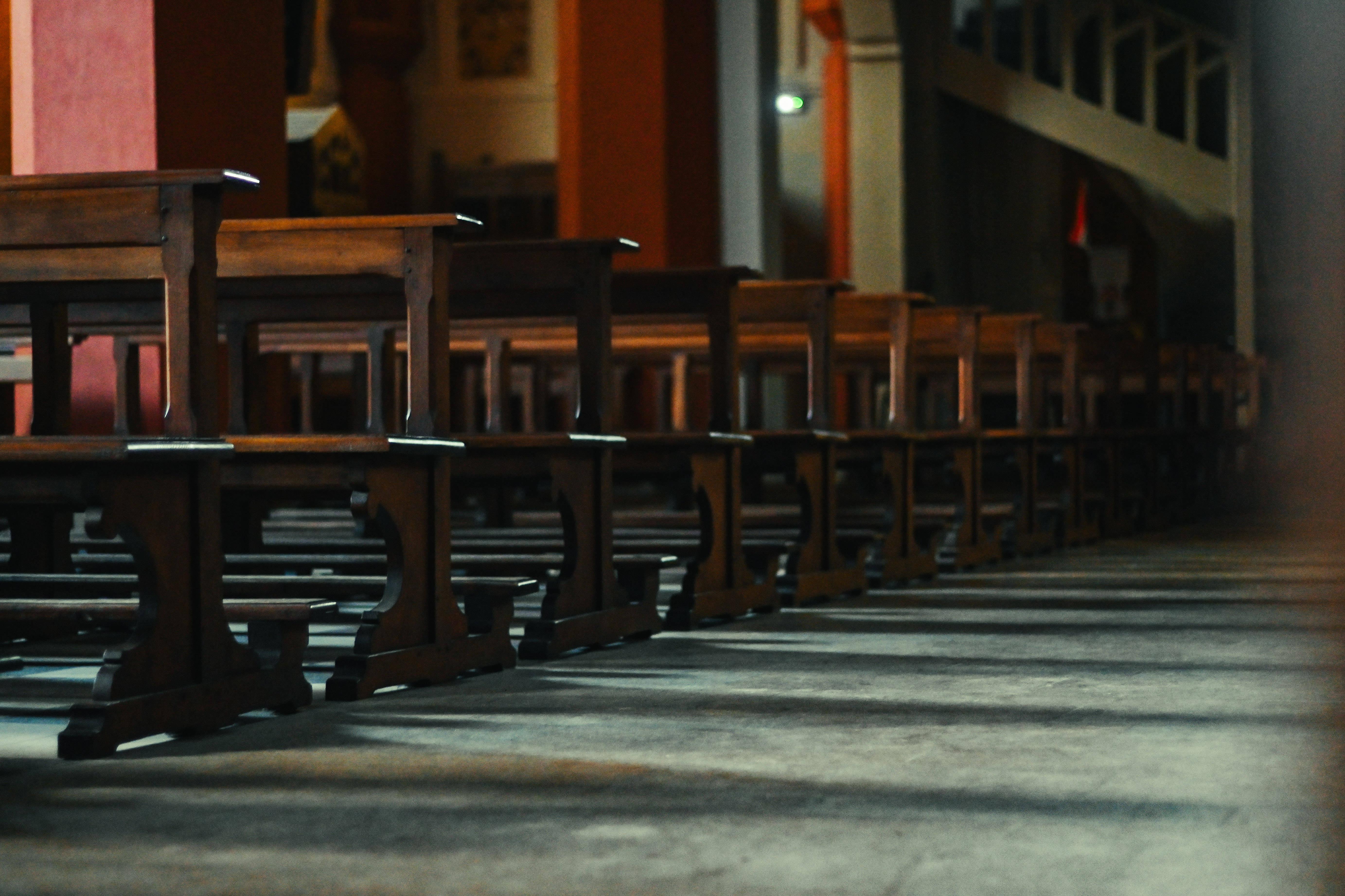 Pyrénées-Atlantiques : une artiste espagnole mime une masturbation avec un crucifix dans une église