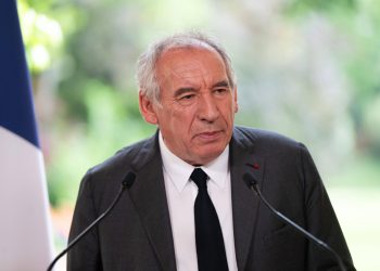 Guerre commerciale : François Bayrou fustige la «soumission» des Européens aux États-Unis
