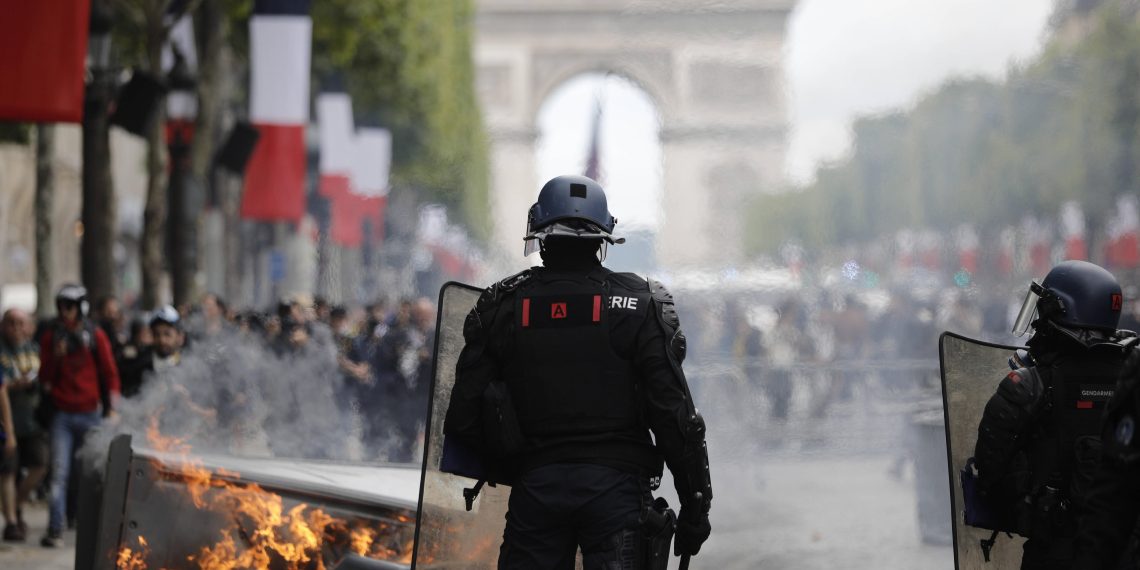 «Tirs de mortiers, barricades, incendies de poubelles…» : 176 interpellations dans la nuit du 13 au 14 juillet en région parisienne