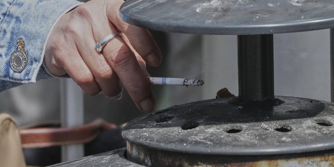 Interdiction de fumer en plein air : une requête pour «excès de pouvoir» déposée devant le Conseil d’État