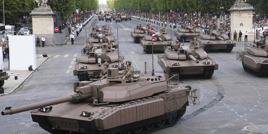 Économie de guerre : face au vacarme du monde, Macron veut muscler son armée
