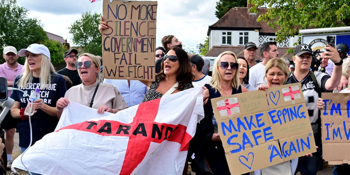 «Expulsons les criminels étrangers» : nouvelles tensions en Angleterre devant un hôtel accueillant des demandeurs d’asile