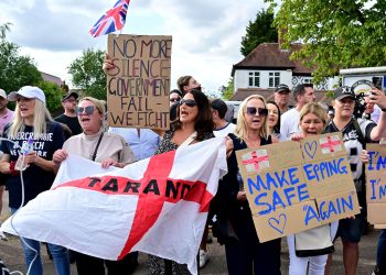 «Expulsons les criminels étrangers» : nouvelles tensions en Angleterre devant un hôtel accueillant des demandeurs d’asile