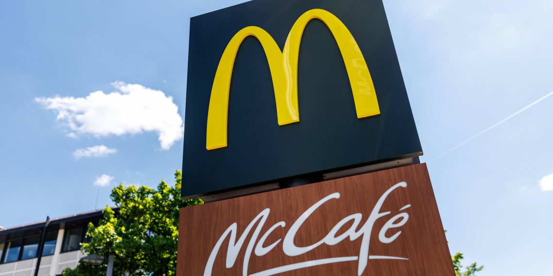 Clermont-Ferrand : un engin incendiaire recouvert d’un drapeau israélien déposé devant un McDonald’s