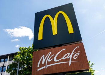 Clermont-Ferrand : un engin incendiaire recouvert d’un drapeau israélien déposé devant un McDonald’s
