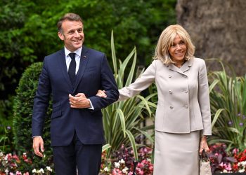 Rumeurs sur Brigitte Macron : le couple présidentiel porte plainte contre l’influenceuse américaine Candace Owens