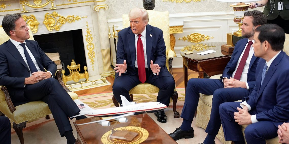 Donald Trump menace Moscou, mais brouille les lignes