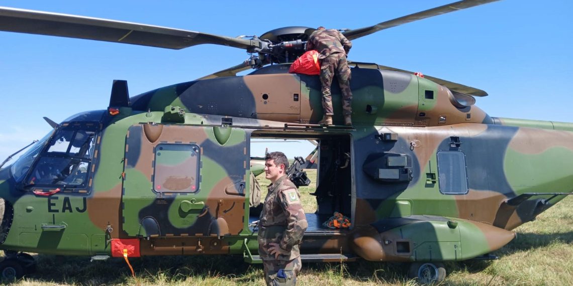 14 juillet : À bord d’un des hélicoptères de l’armée de terre aux côtés du capitaine Zak, qui participe à son premier défilé