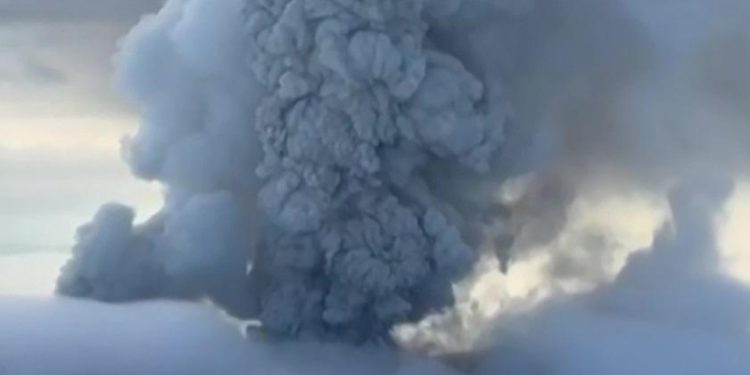 Extrême-Orient russe : après le séisme historique, un volcan entre en éruption pour la première fois depuis 450 ans