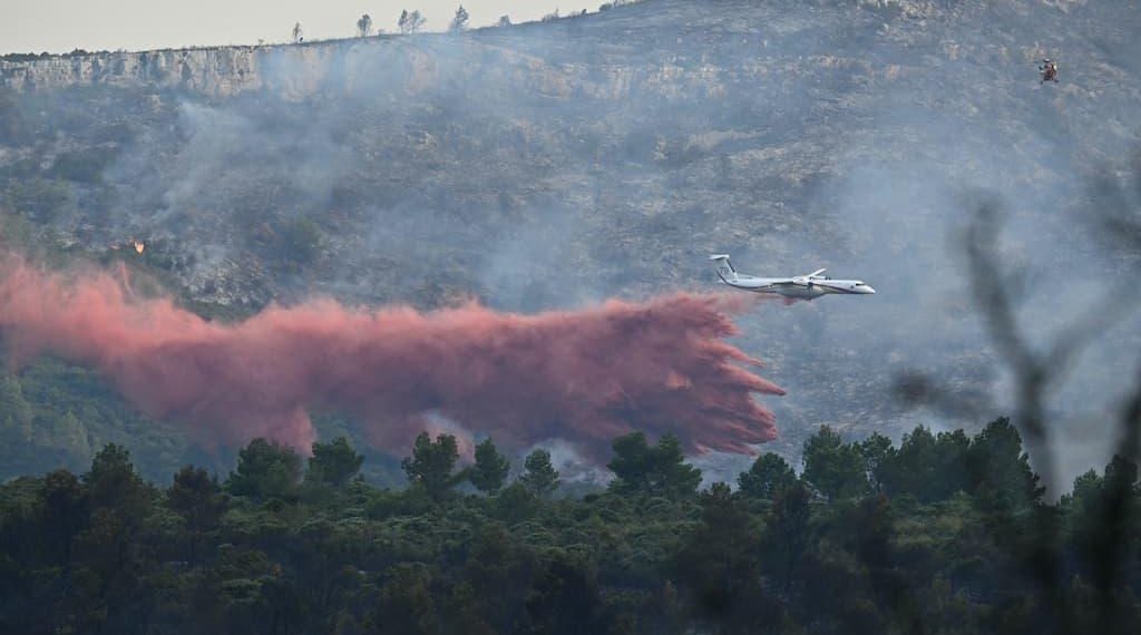 Incendie dans l’Aude : au moins 13 000 hectares de végétation ravagés par les flammes, un mort et des blessés