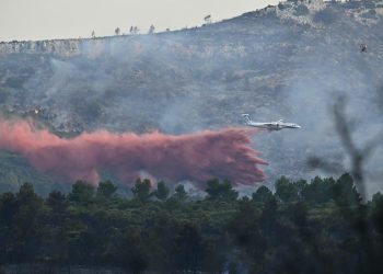 Incendie dans l’Aude : au moins 13 000 hectares de végétation ravagés par les flammes, un mort et des blessés