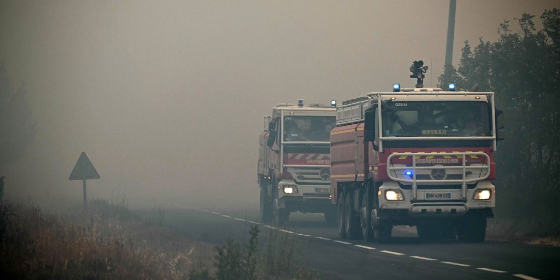Incendie dans l’Aude : comment les pompiers profitent de la nuit pour tenter de maîtriser le feu