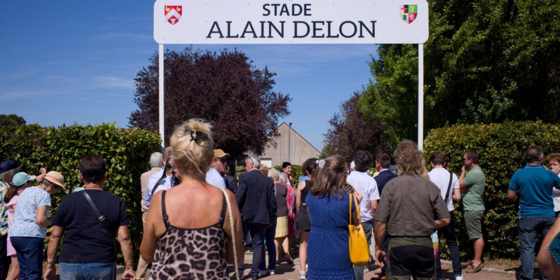 Alain Delon : un an après la mort de l’acteur, la commune de Douchy lui rend hommage