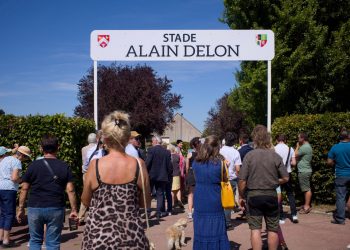 Alain Delon : un an après la mort de l’acteur, la commune de Douchy lui rend hommage