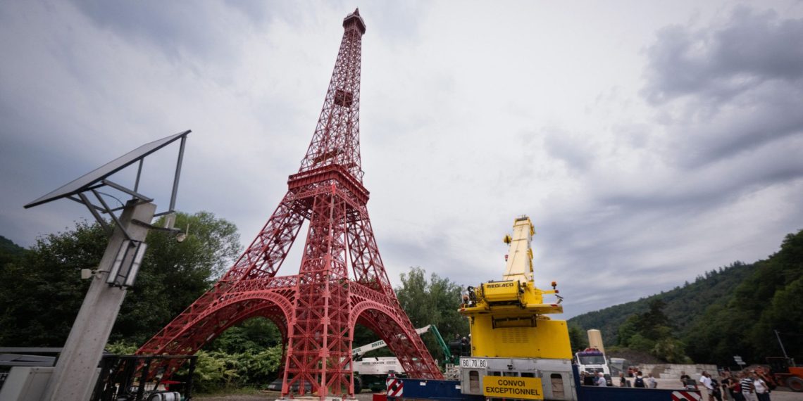 La tour Eiffel s’invite en Alsace : une réplique miniature de 30 mètres achevée