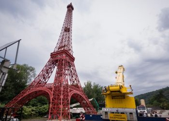 La tour Eiffel s’invite en Alsace : une réplique miniature de 30 mètres achevée