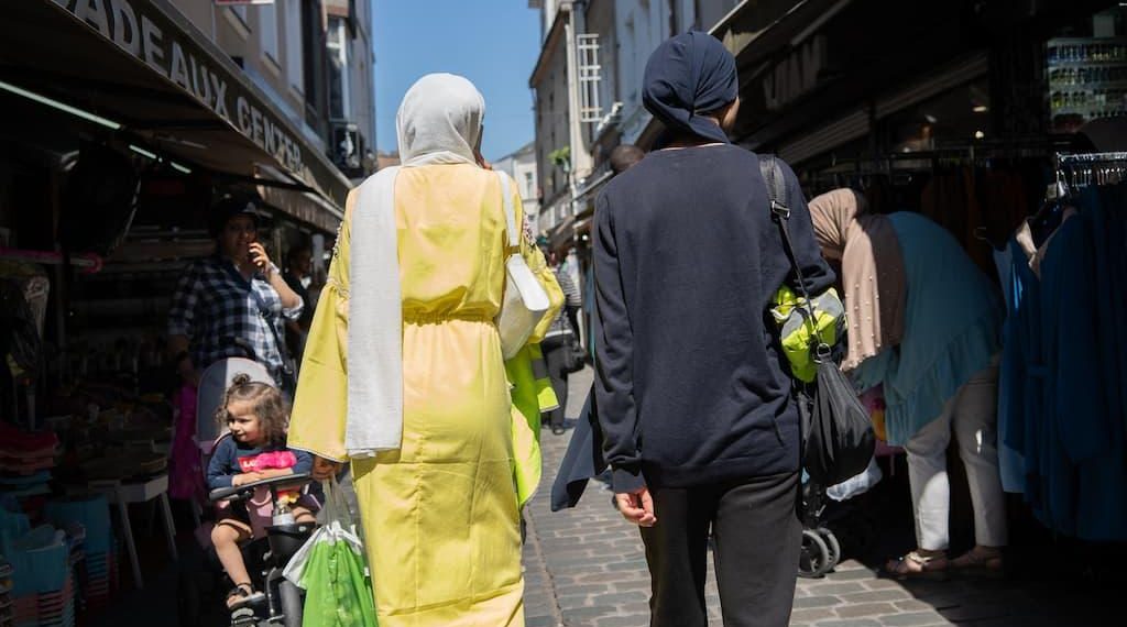 «Si on vous dérange, dégagez» : la sortie choc d’une élue voilée provoque un tollé en Belgique