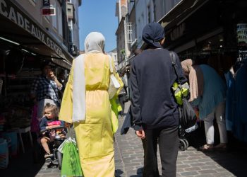 «Si on vous dérange, dégagez» : la sortie choc d’une élue voilée provoque un tollé en Belgique