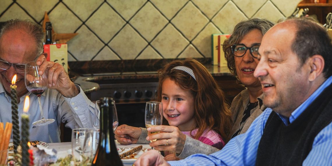 Vacances d’été : faire garder ses enfants par les grands-parents, une solution plus pratique et moins chère pour les parents