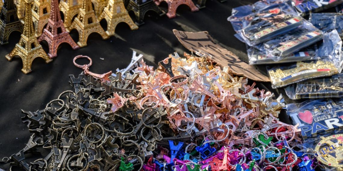 Paris : une affiche de la préfecture de police contre la vente à la sauvette fait polémique