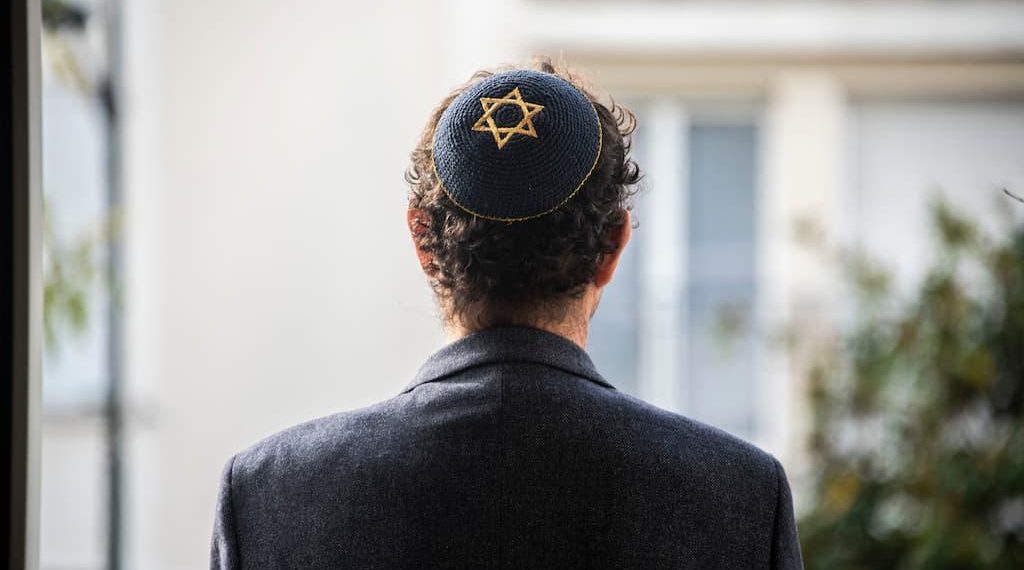 Neuilly-sur-Seine : un homme armé d’un couteau menace de tuer des juifs près d’une synagogue
