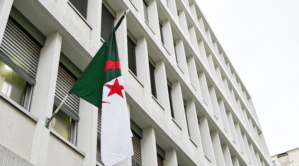 Algérie : la justice française émet un mandat d’arrêt international contre un diplomate