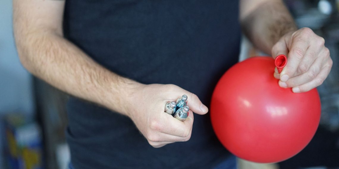 Gaz hilarant : flou juridique autour de sa consommation, une proposition de loi est à l’étude