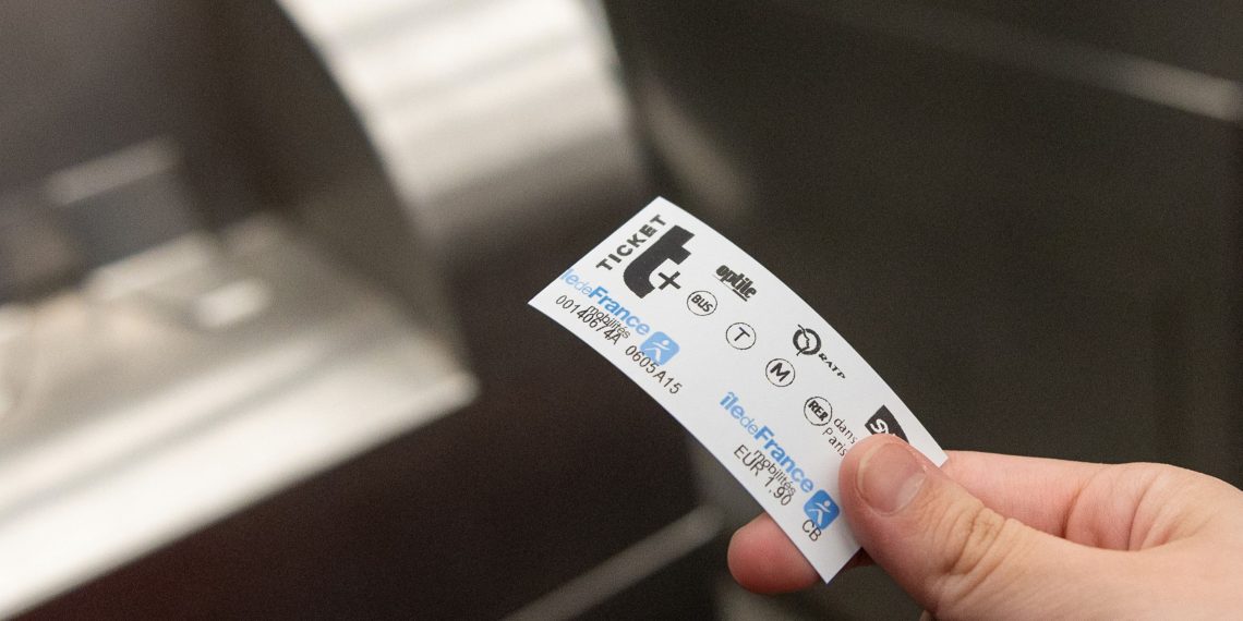 «J’étais un peu larguée» : ces touristes déboussolés par la fin progressive du ticket de métro parisien
